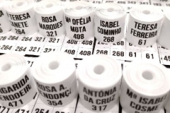 Etiquetas grandes em fita contínua com marca de corte e mini etiquetas com números