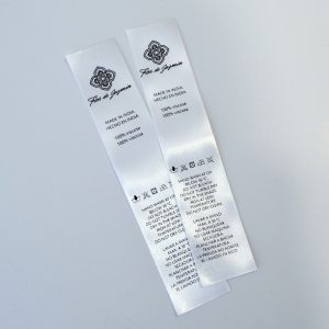 Logotipo, composição, origem e instruções de lavagemEtiqueta em poliéster cetim para coser dobrada(30 mm de largura)
